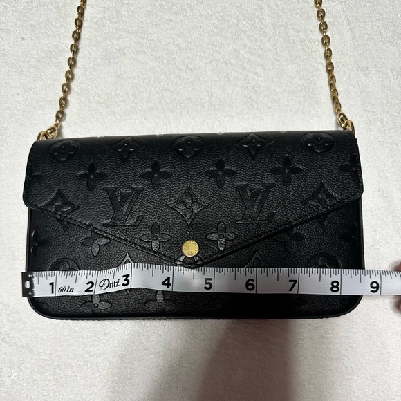 Elegant Black Crossbody Bag - Picture 7 of 10